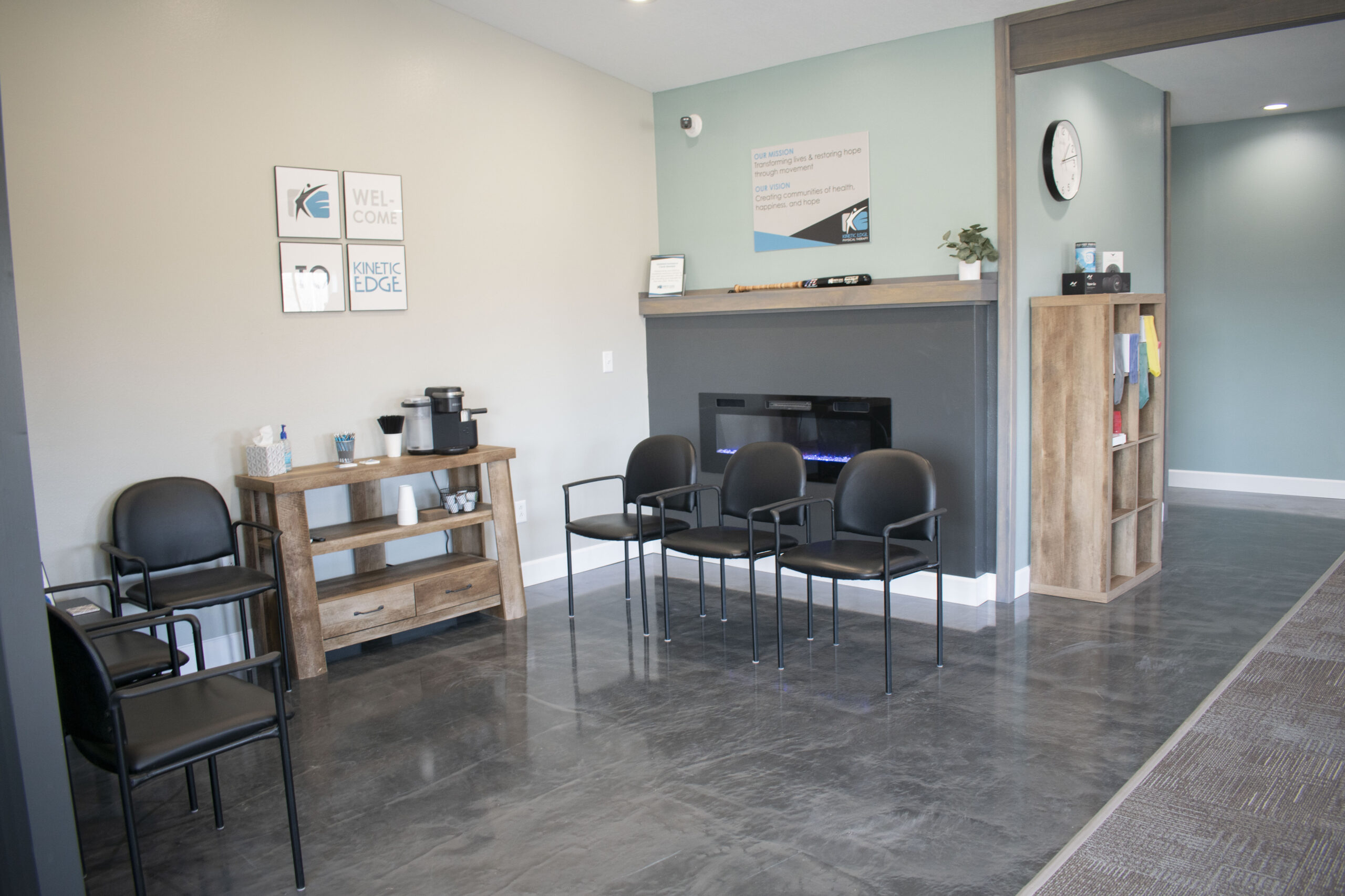 kinetic edge physical therapy Albia front desk